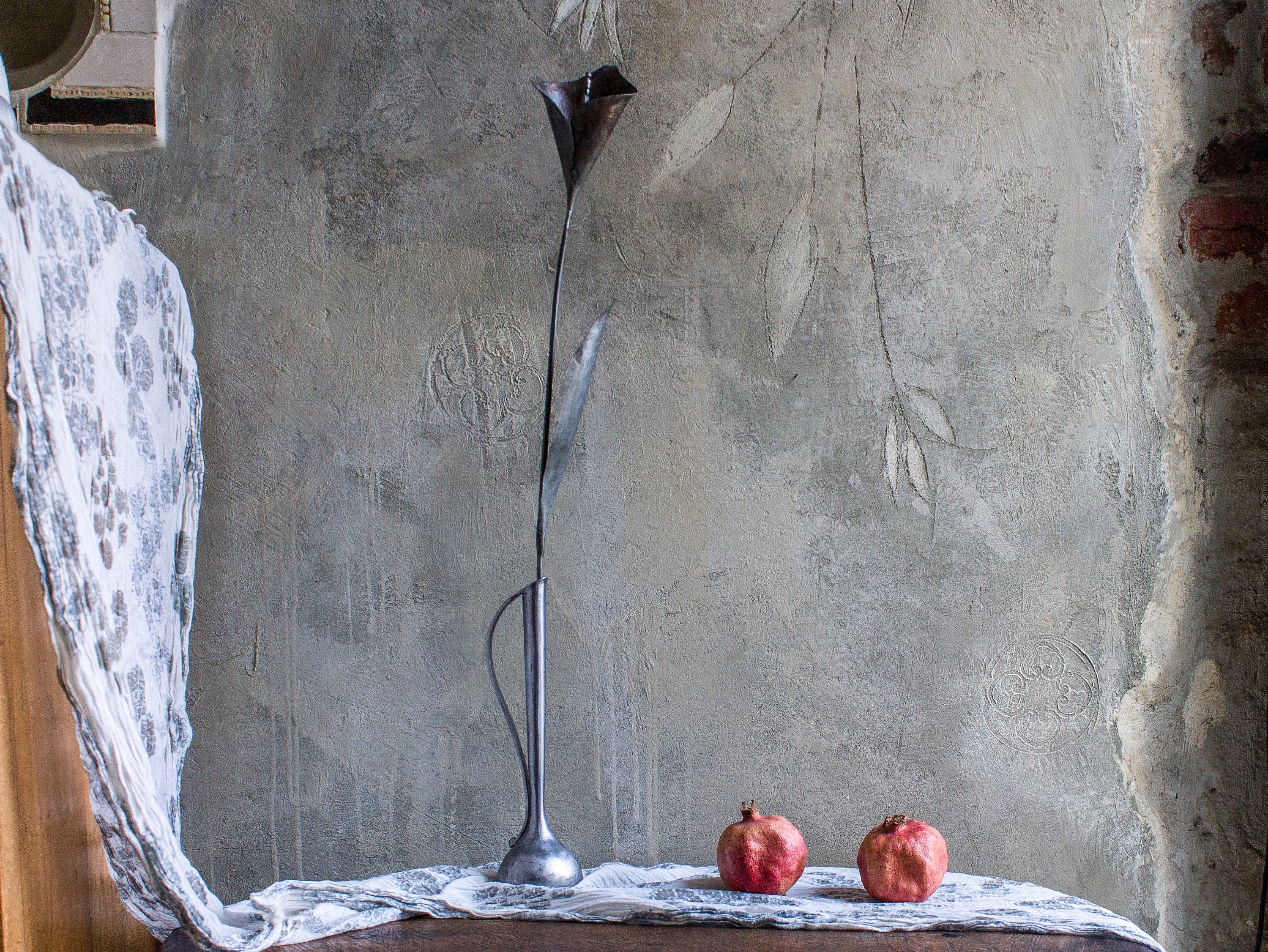 素晴らしい金属製の花の彫刻 - 花瓶に入ったカラーリリーのオリジナル