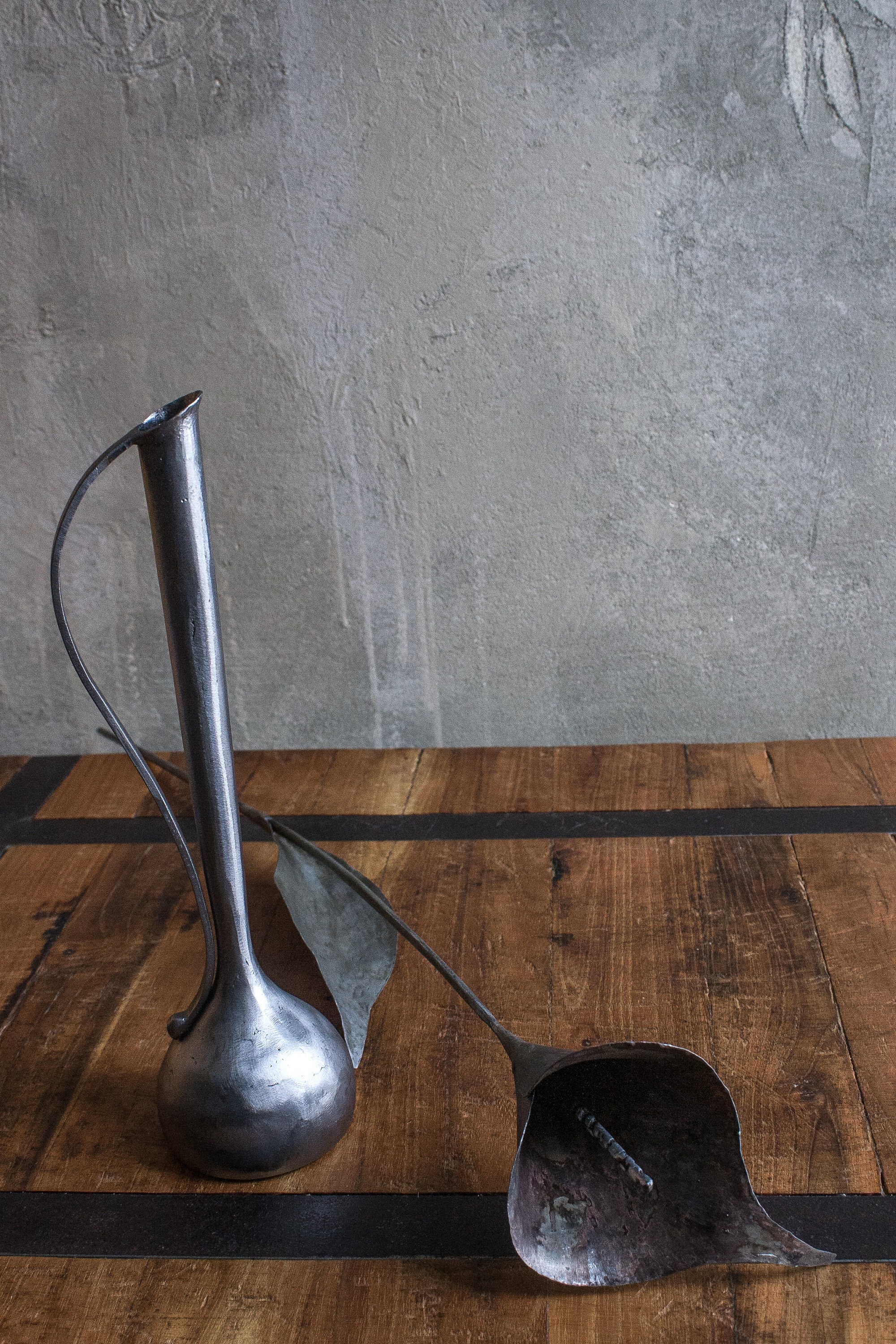 素晴らしい金属製の花の彫刻 - 花瓶に入ったカラーリリーの