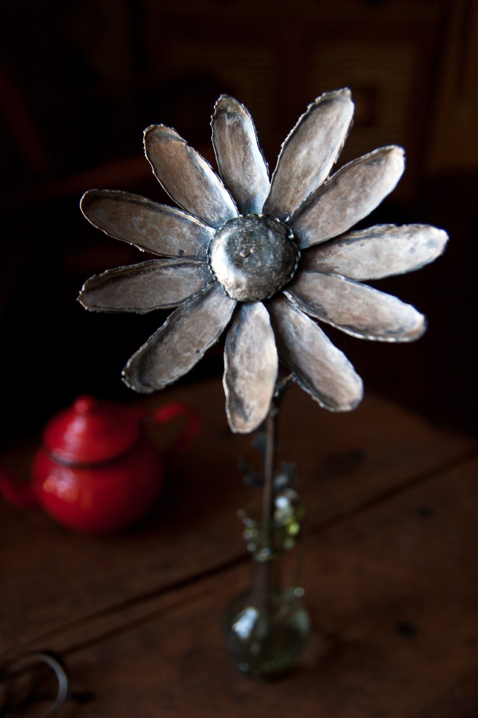 デイジーの金属の花、繊細な鉄の彫刻、The Steel Style Thingsによる