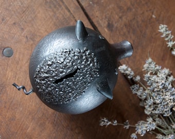 Spargris - rolig metallskulptur, examenspresent, järnjubileum, tillverkad av The Steel Style Things