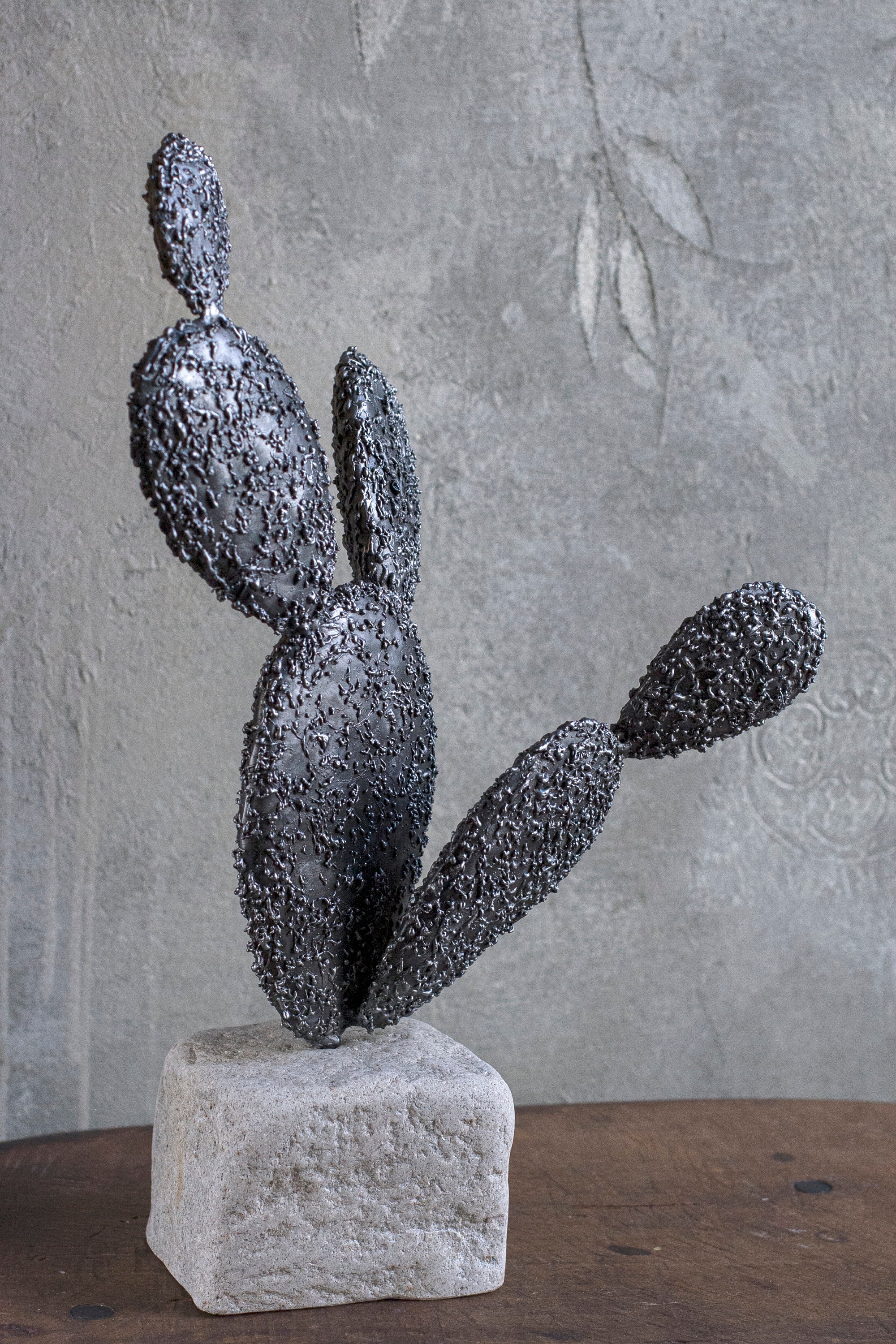 金属製サボテンの石台座、植物アート、鉄彫刻、The Steel Style Things