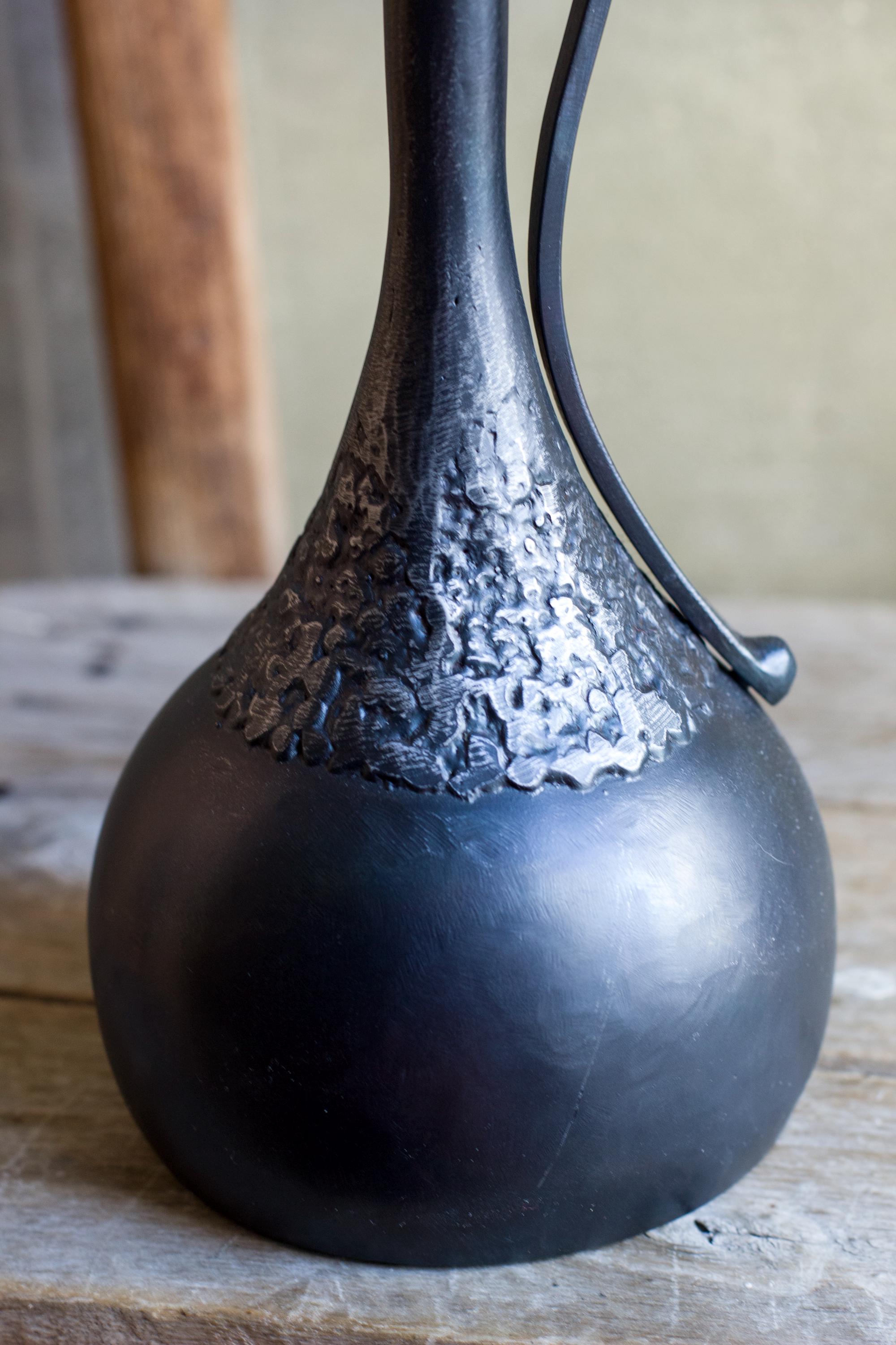 金属製のテーブルまたは床置き彫刻 - 花瓶に入った大きなカラーリリー