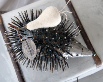 Egel en wolpeer, metalen sculptuur met vilt van The Steel Style Things en FeltArtByMariana