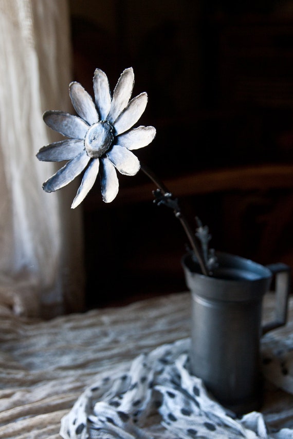 デイジーの金属の花、繊細な鉄の彫刻、The Steel Style Thingsによる