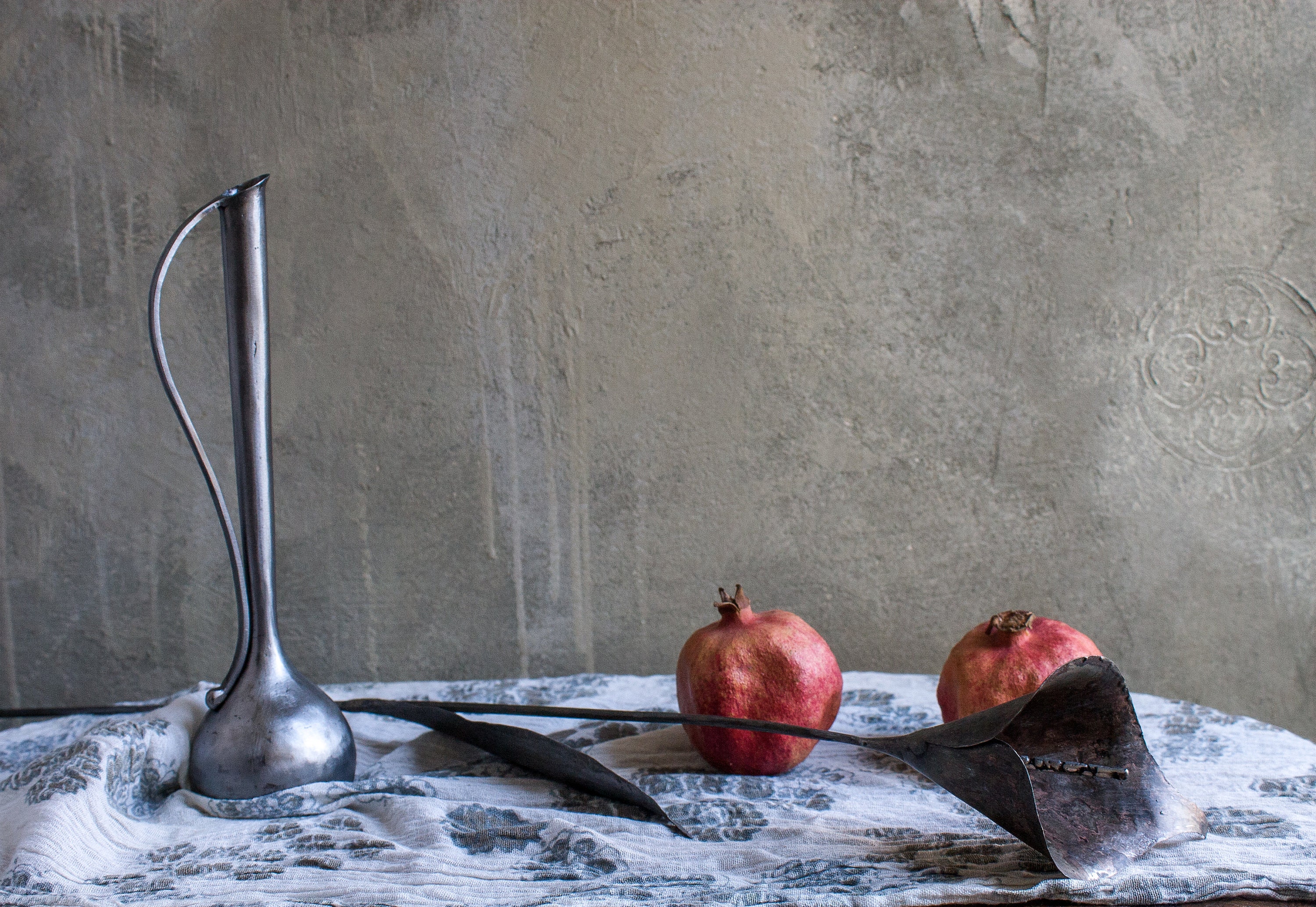 金属製彫刻装飾花瓶 素晴らしい金属製の花の彫刻 - 花瓶に入ったカラーリリーのオリジナル