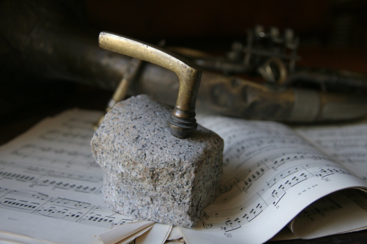 Arrêt de Porte ou Sculpture Moderne Paperweight Pierre et Laiton Poignée Vintage Cadeau d'anniversai