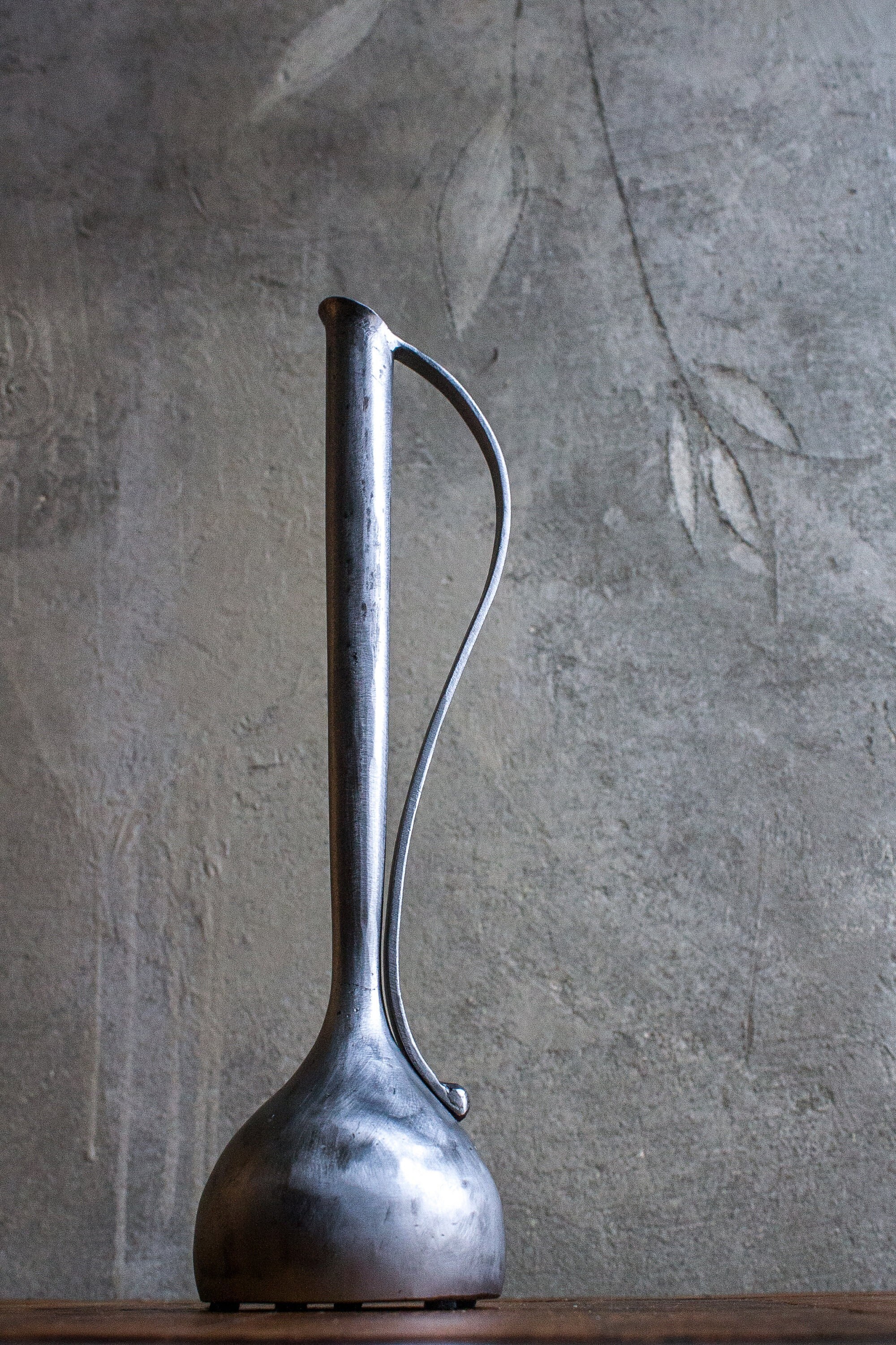 金属製の花の彫刻：The Steel Style Thingsによる花瓶に入ったカラー