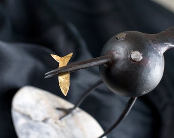 Fågeln som åt guldfisken - pappersvikt, skulptur på stensockel, tillverkad av TheSteelStyleThings, fönsterpropp, 6-årsjubileum för järn