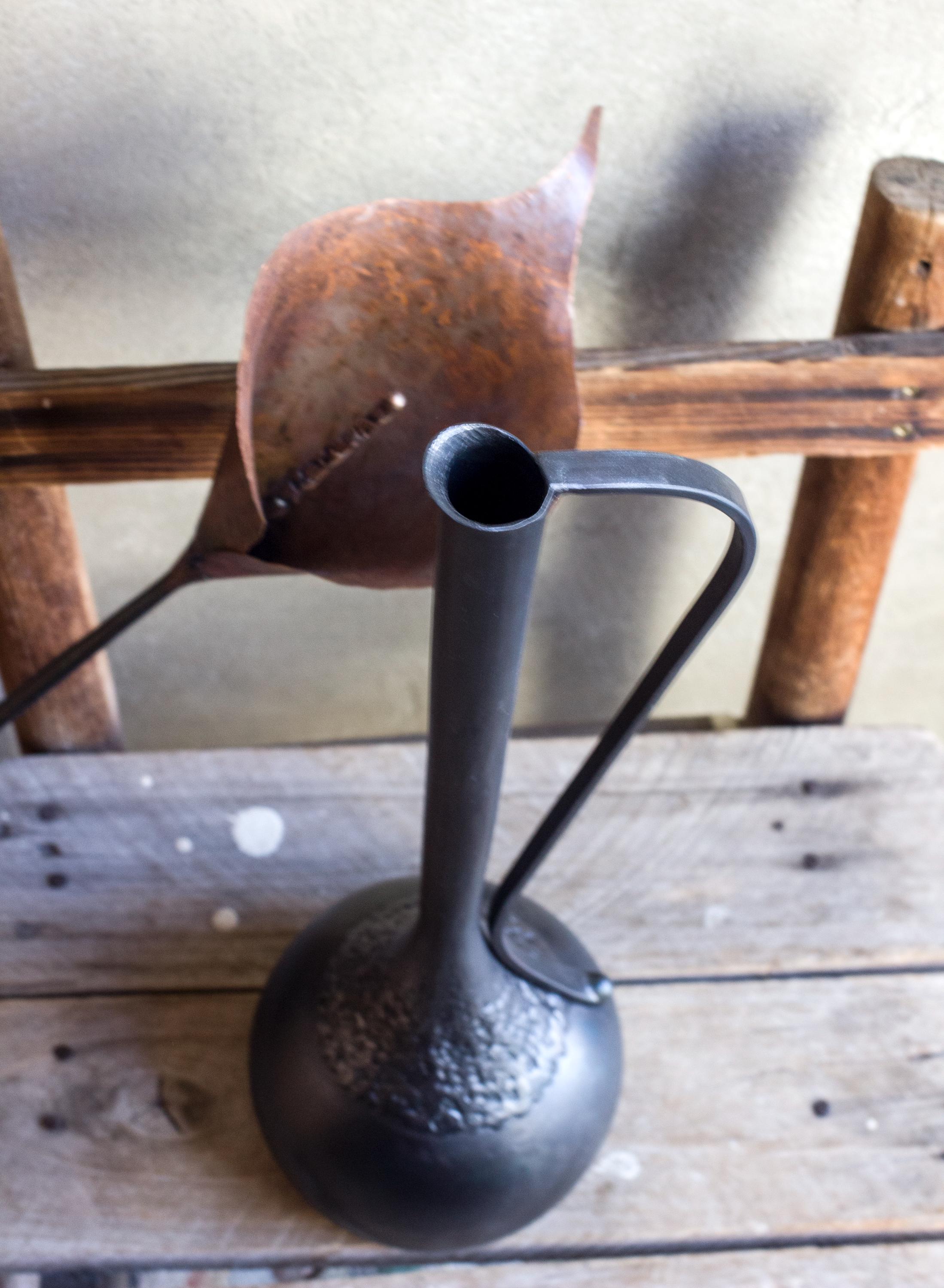 金属製彫刻装飾花瓶 金属製のテーブルまたは床置き彫刻 - 花瓶に入った大きなカラーリリー