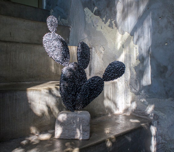 金属製サボテンの石台座、植物アート、鉄彫刻、The Steel Style Things