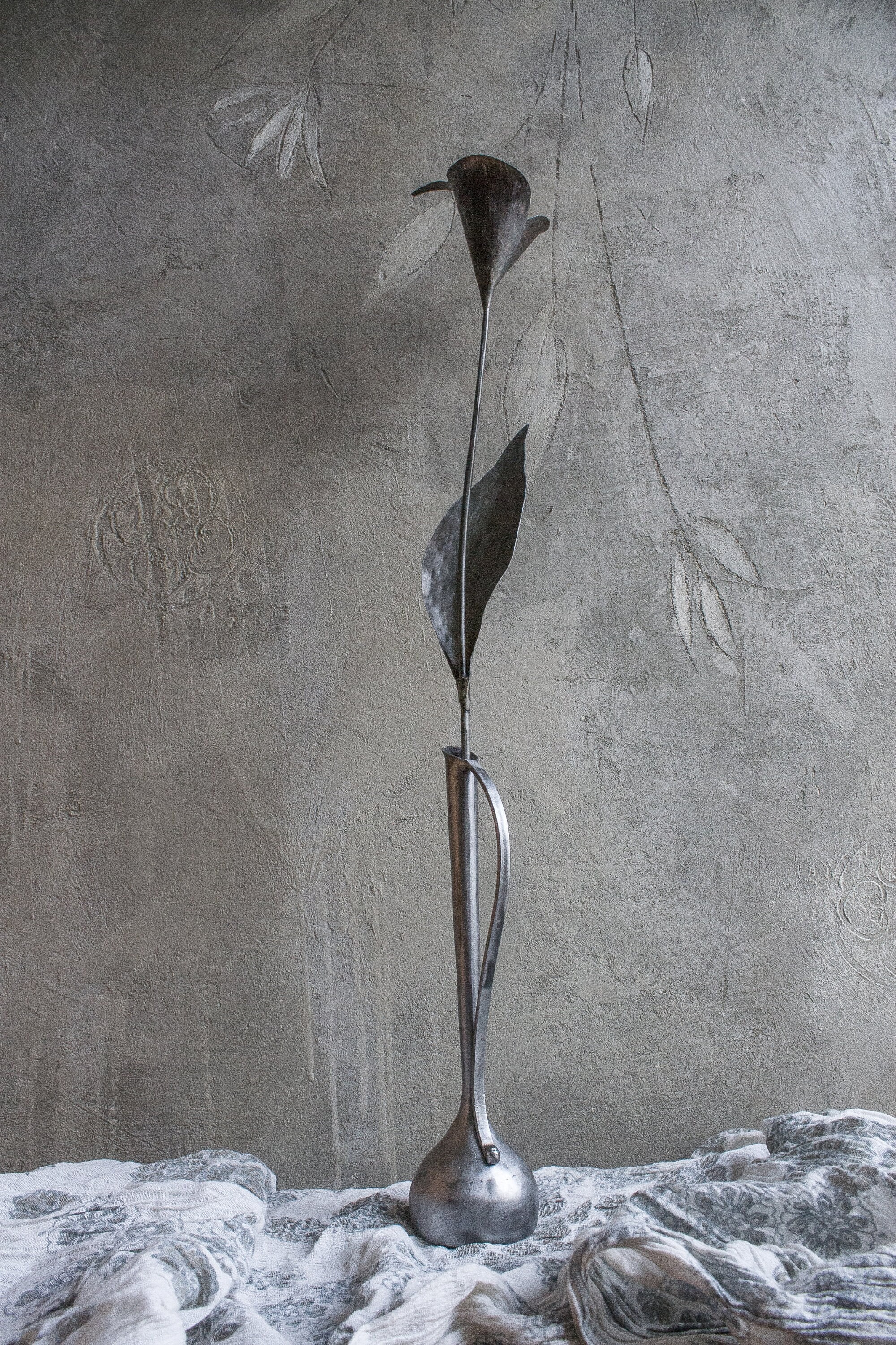 素晴らしい金属製の花の彫刻 - 花瓶に入ったカラーリリーの