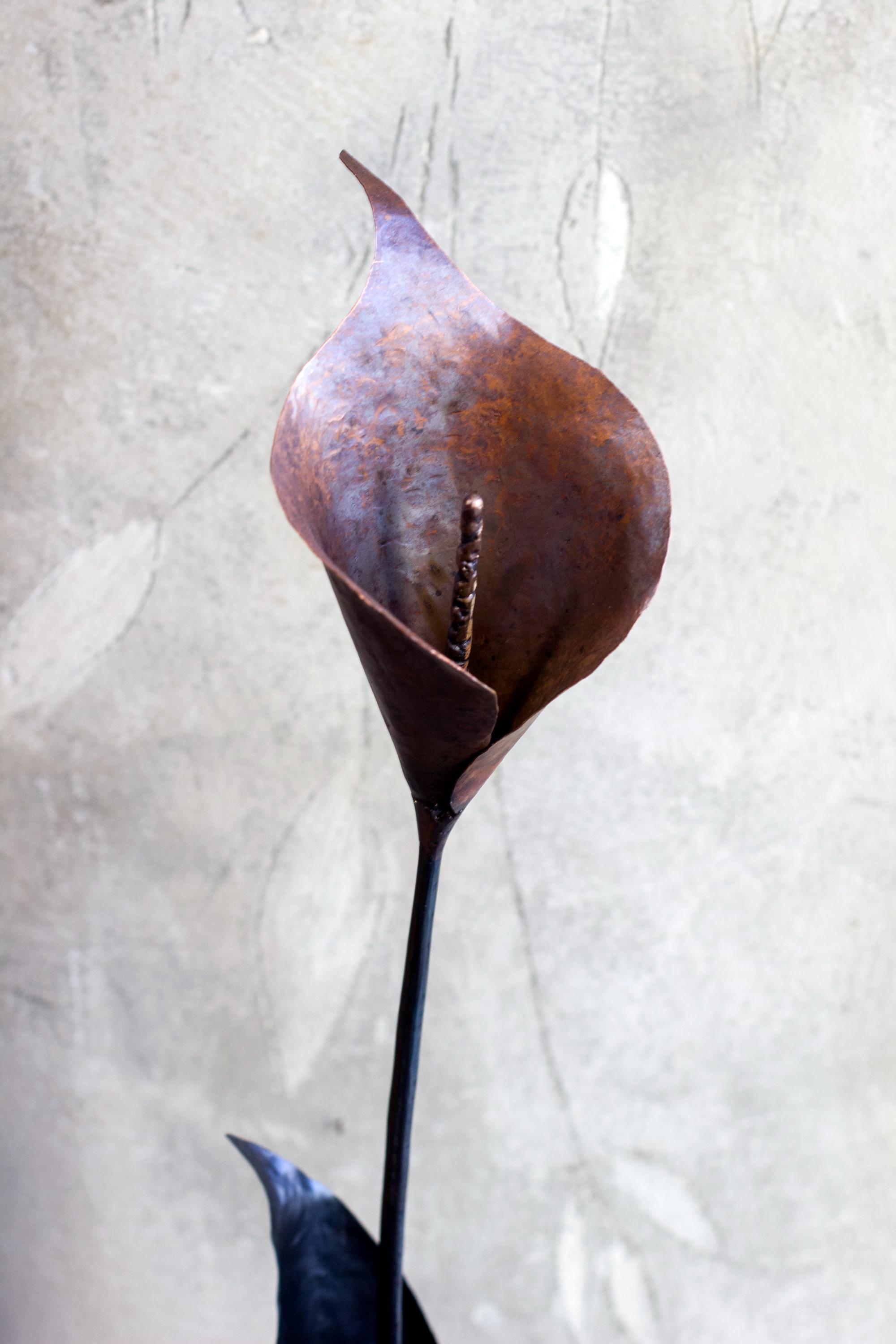 金属製のテーブルまたは床置き彫刻 - 花瓶に入った大きなカラーリリー