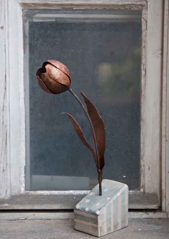 Unverblasste Metallblume, Tulpenskulptur aus Kupfer auf Holzsockel, von TheSteelStyleThings, 9 Jubiläum