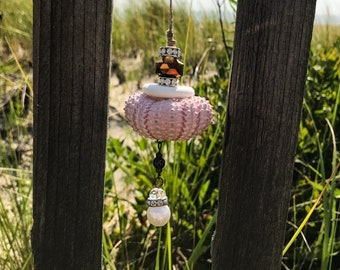 Pink Seeigel mit Sanddollar und Kristall und Perlen Detail