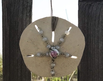 Sanddollar mit Rosen-Detail-Verzierung