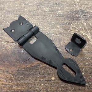 Iron Arrow Latch: Decorative Hinged Steel Clasp
