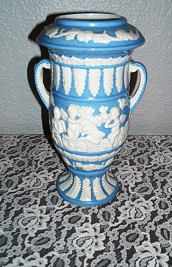 Vintage Japanese Wedgwood Style Blue White Urn Vase Cherubs Angels Japan il 570xN nwl8