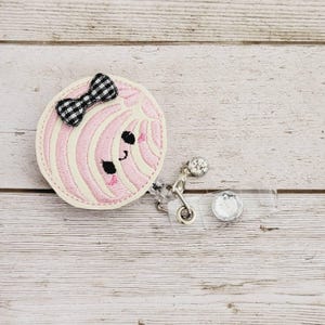 Concha Badge Reel: Pink Pan Dulce Design - Retractable ID Clip