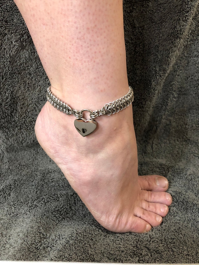 Submissive locking anklet