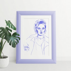 Op de afbeelding: Een ingelijste kunstdruk met een blauwe lijntekening van een persoon. De tekst "COMPLEX FEMALE CHARACTERS" staat boven het hoofd van de persoon. De lijst heeft een lichtpaarse kleur. Een potplant staat op de achtergrond.