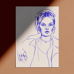 Op de afbeelding: Een blauwe inkttekening van een vrouw met de tekst "COMPLEX FEMALE CHARACTERS" in een cirkelvormig patroon boven haar hoofd. De vrouw draagt oorringen en een ketting. Haar hand rust op de onderkant van de afbeelding, met ringen aan haar vingers.