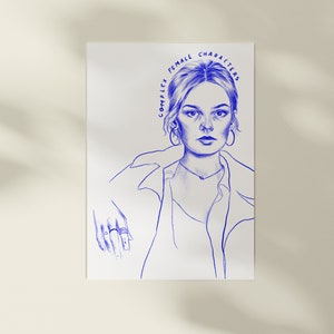Op de afbeelding: Een blauwe lijntekening op wit papier toont een vrouw met de tekst "COMPLEX FEMALE CHARACTERS" boven haar hoofd. De vrouw draagt een ketting, oorringen en een overhemd met knopen. Haar hand rust op een oppervlak, met ringen aan haar vingers.