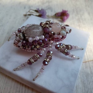 Weiß rosa Spinne Brosche Halloween Schmuck Gestickte Brosche Rosenquarz Edelstein Halloween Geschenk Spinne Schmuck Pin Perlen Brosche