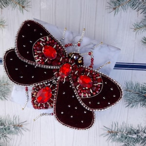Broche de borboleta de veludo em vermelho rubi com contas bordadas, presente de Natal para mulheres, joias de borboleta de luxo artesanais, broche de borboleta de borboleta têxtil