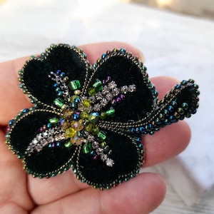 Shamrock pin, Four leaf clover brooch, embroidered clover pin, Green Leaf Pin, Beadwork good luck Leaf pin,  St Patrick&#39;s day Gift for Her