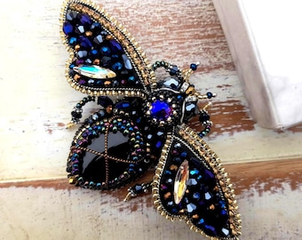 Beaded bee brooch, Embroidered  insect pin for woman, Bumble bee pin, Honey bee brooch, Mother's day gift for mom, birthday gift for her