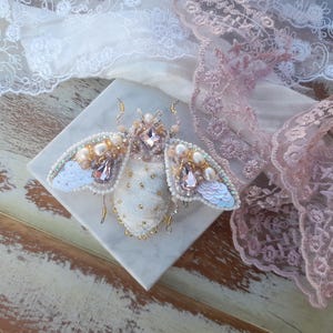 Pearl bee brooch in cream, Wedding jewelry for bride, Embroidered moth butterfly pink insect pin for woman, Bumble bee pin, Honey bee brooch