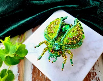 Broche de escarabajo con cuentas, broche de insecto mosca, broche verde lima, broche bordado, regalo para novia, regalo del Día de la Madre, joyería de noche