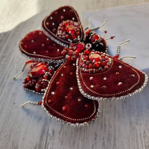 Broche de borboleta traça para mulheres Broche de borboleta com contas, joias de traça, presente de mãe para ela, broche grande ousado, presente de outono, alfinete têxtil