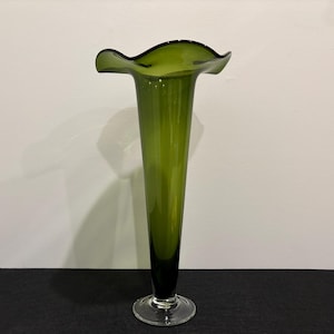 Vaso a tromba vintage verde smeraldo alto 48 cm / Vaso in vetro con bordo ondulato / Decorazione per la casa in stile metà secolo / Vaso floreale di grande effetto