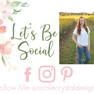 Pu&ograve; includere: Grafica con il testo "Let's Be Social" in verde, accompagnata da icone rosa dei social media per Facebook, Instagram e Pinterest. Elementi floreali ad acquerello rosa e oro nell'angolo in alto a sinistra. Una donna con camicia bianca e jeans &egrave; in alto a destra.