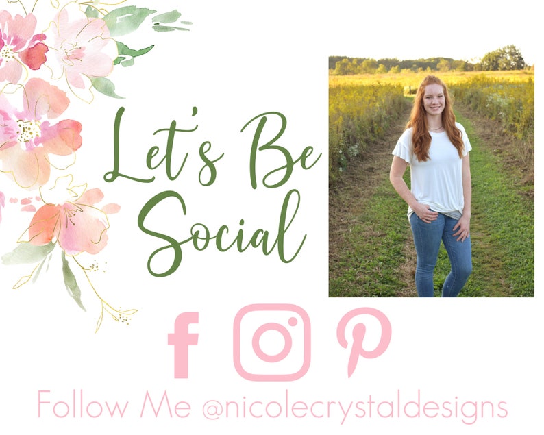 Pu&ograve; includere: Grafica con il testo "Let's Be Social" in verde, accompagnata da icone rosa dei social media per Facebook, Instagram e Pinterest. Elementi floreali ad acquerello rosa e oro nell'angolo in alto a sinistra. Una donna con camicia bianca e jeans &egrave; in alto a destra.