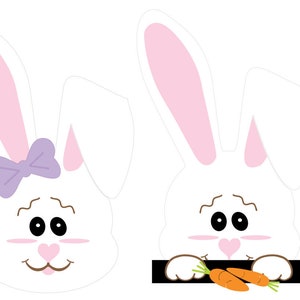 Op de afbeelding: Twee witte konijnen met roze oren en bruine ogen. Eén konijn draagt een paarse strik. Het konijn onderaan houdt twee oranje wortels vast.