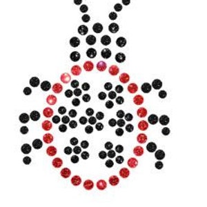 Pode incluir: Design de joaninha de strass vermelho e preto. A joaninha é feita de pequenos strass redondos. A joaninha tem aproximadamente 5 cm de largura.