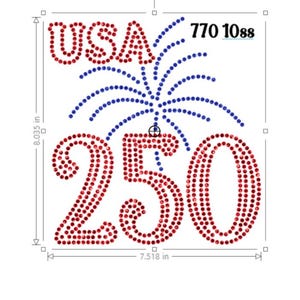 Könnte beinhalten: Ein patriotisches Design mit dem Wort "USA" und der Zahl "250", beide mit roten Strasssteinen umrandet. Blaue Strassstein-Feuerwerke explodieren über der Zahl. Das Design misst 20,41 cm hoch und 19,10 cm breit.