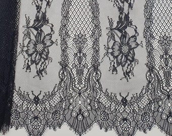 Tela de encaje Chantilly floral negro, borde festoneado