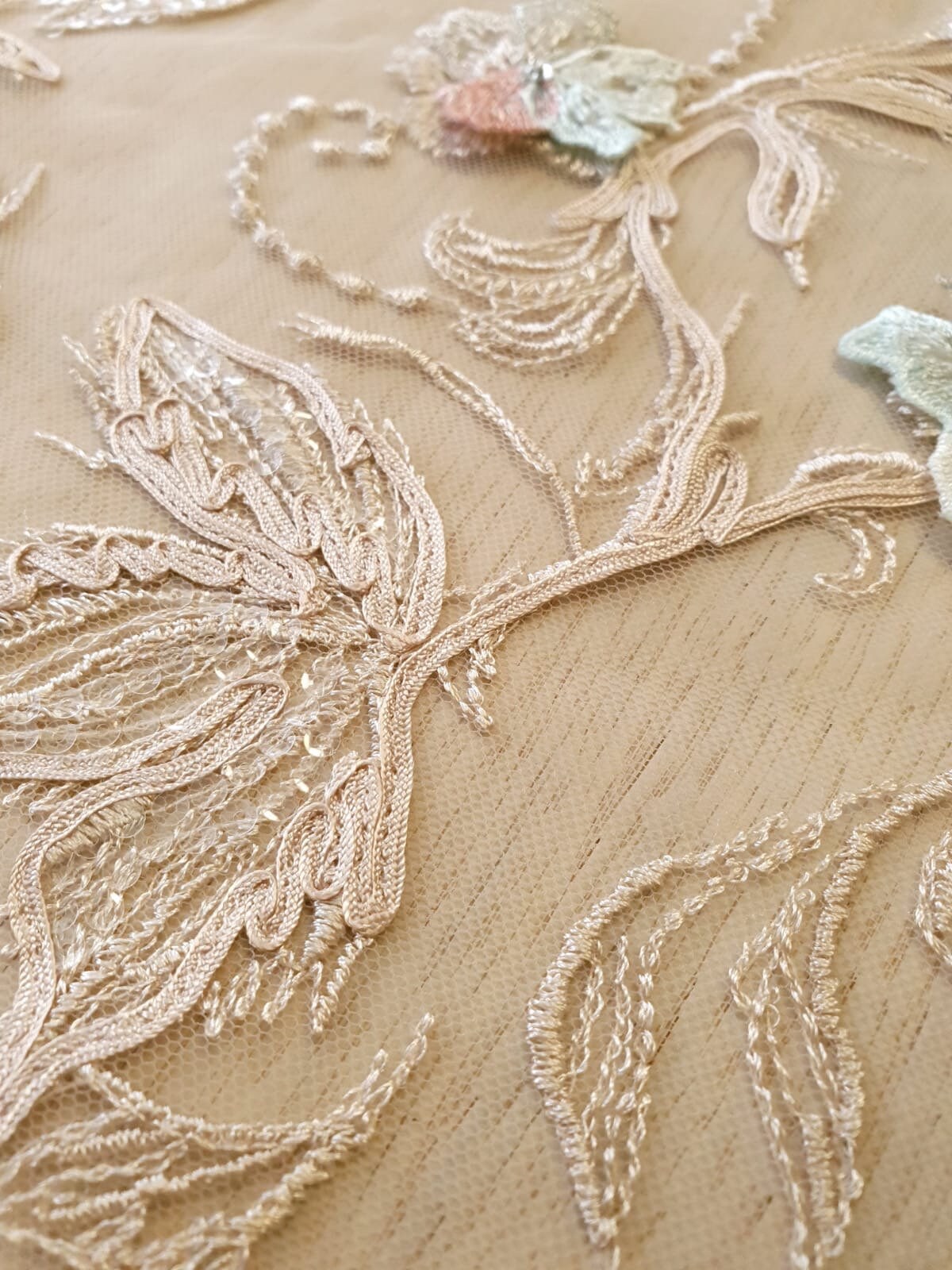 カット生地ベージュ刺繍 ベージュ刺繍レース生地、マルチカラーレース生地ウェディングレース