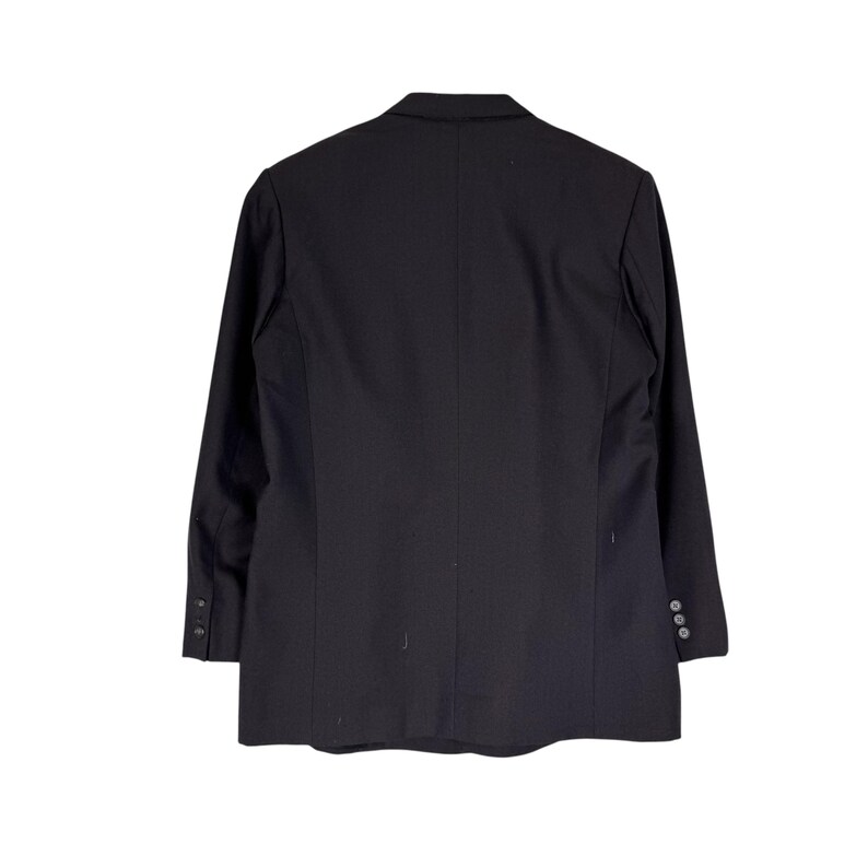 Op de afbeelding: Zwarte blazer, gezien vanaf de achterkant, met een klassiek ontwerp en lange mouwen. Knopen sieren de manchetten en de voorkant. De blazer tegen een witte achtergrond benadrukt de elegante uitstraling en formele stijl.