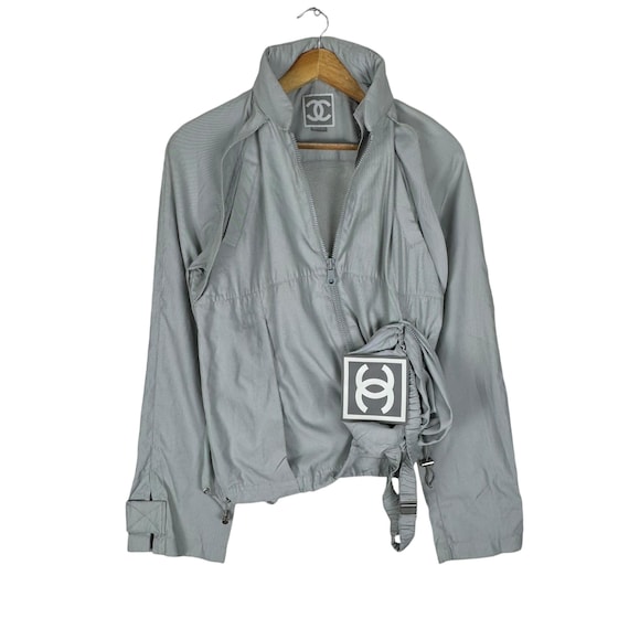 CHANEL グレー ロゴ入りアウター CHANEL（シャネル） ダウン ジャケット CHANEL 59万 ライトグレー
