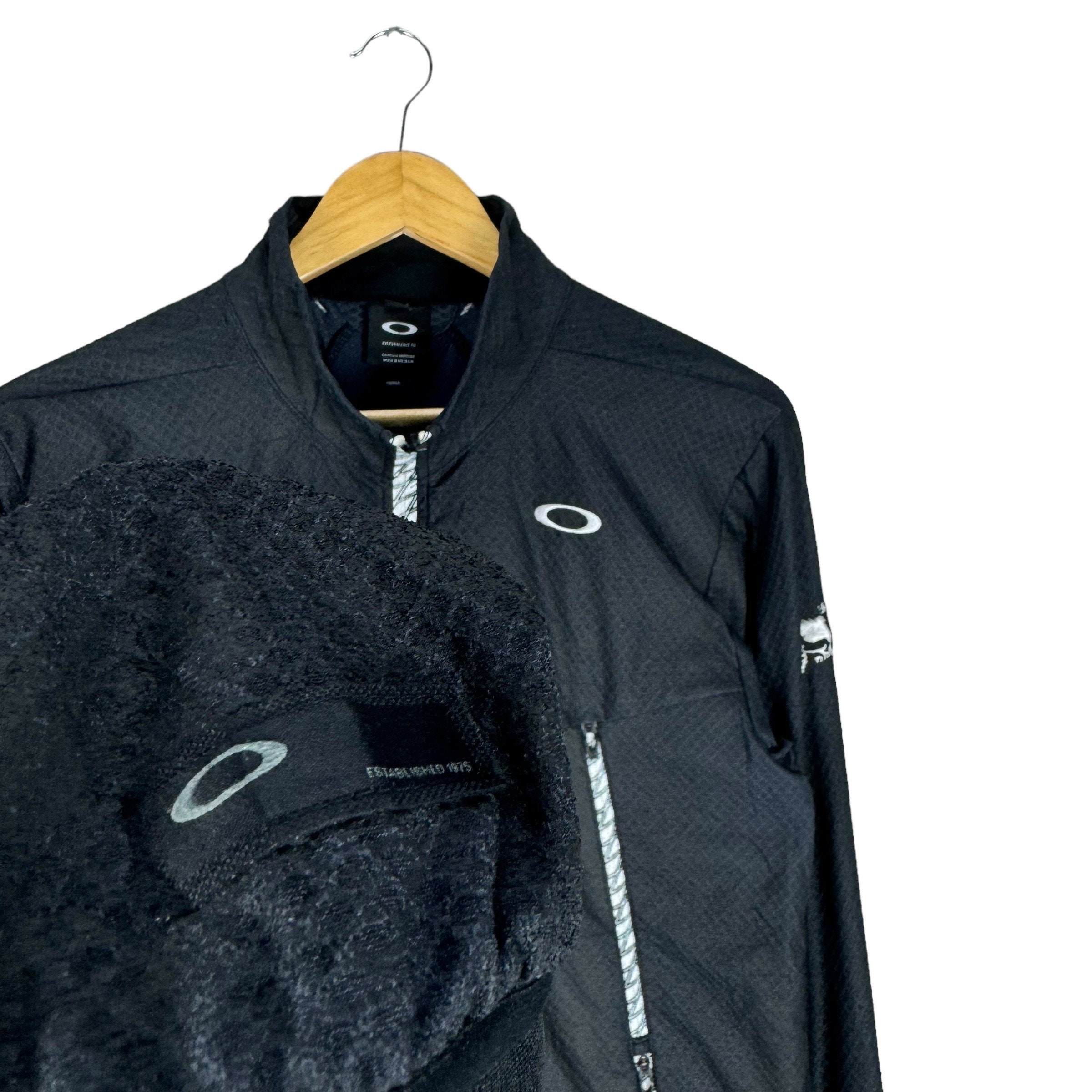 Oakley ブラック ジップアップジャケット Oakley Performance Fit Survival Multi Pocket Zipper Jacket Black