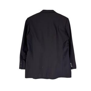 Op de afbeelding: Zwarte blazer, gezien vanaf de achterkant, met een klassiek ontwerp en lange mouwen. Knopen sieren de manchetten en de voorkant. De blazer tegen een witte achtergrond benadrukt de elegante uitstraling en formele stijl.