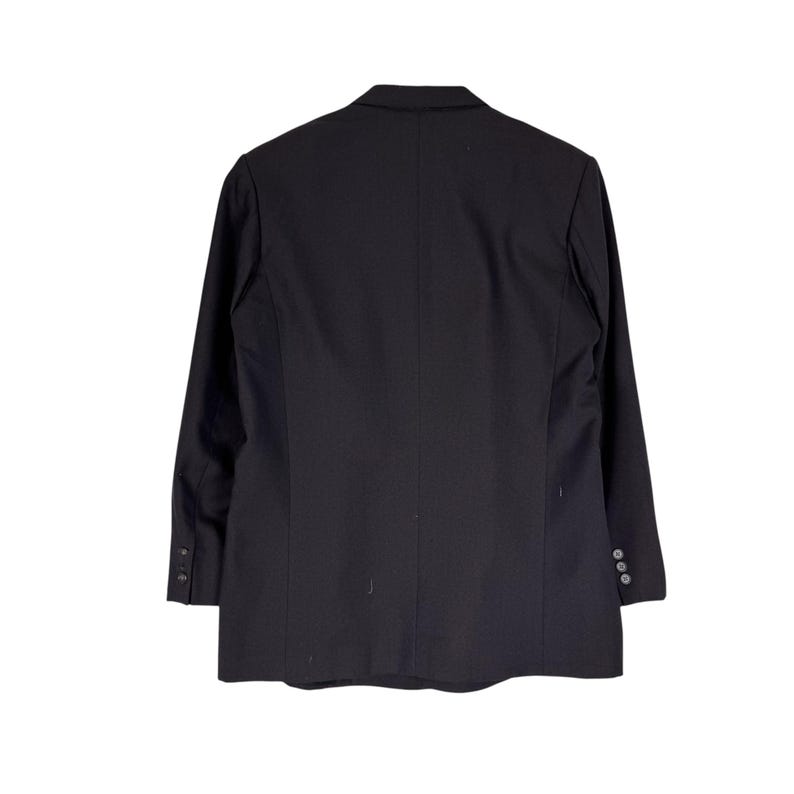Op de afbeelding: Zwarte blazer, gezien vanaf de achterkant, met een klassiek ontwerp en lange mouwen. Knopen sieren de manchetten en de voorkant. De blazer tegen een witte achtergrond benadrukt de elegante uitstraling en formele stijl.