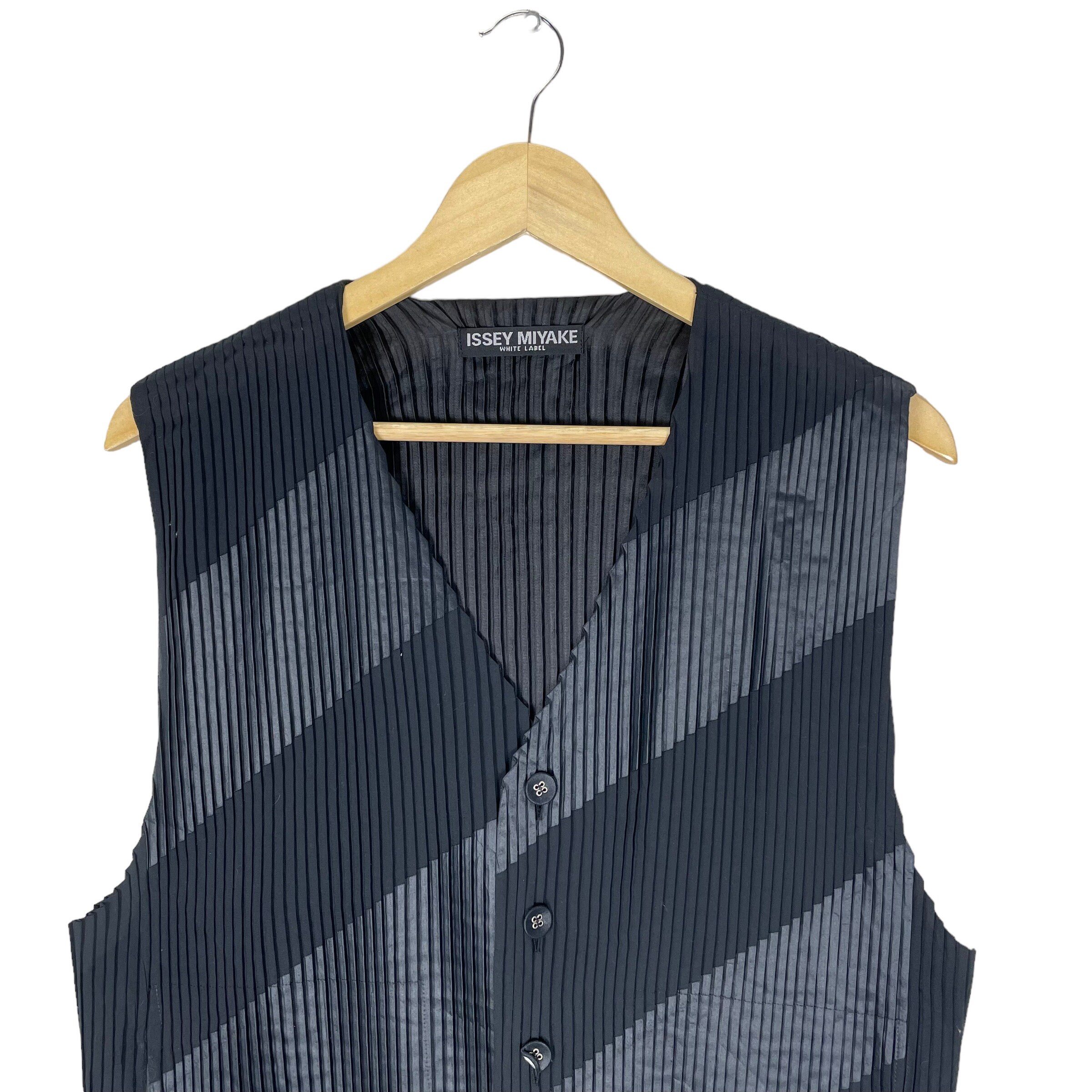 me ISSEY MIYAKE | “HARVEST” “STRETCH PLEATS 6” “WING PLEATS