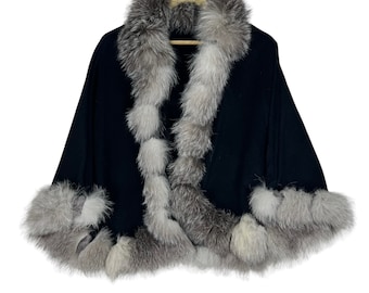 Chaqueta tipo poncho cárdigan de piel de conejo azul escarchada de Saga Furs, color negro.