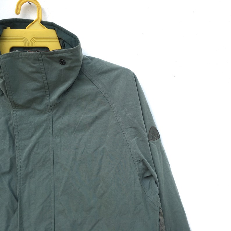 acg windbreaker