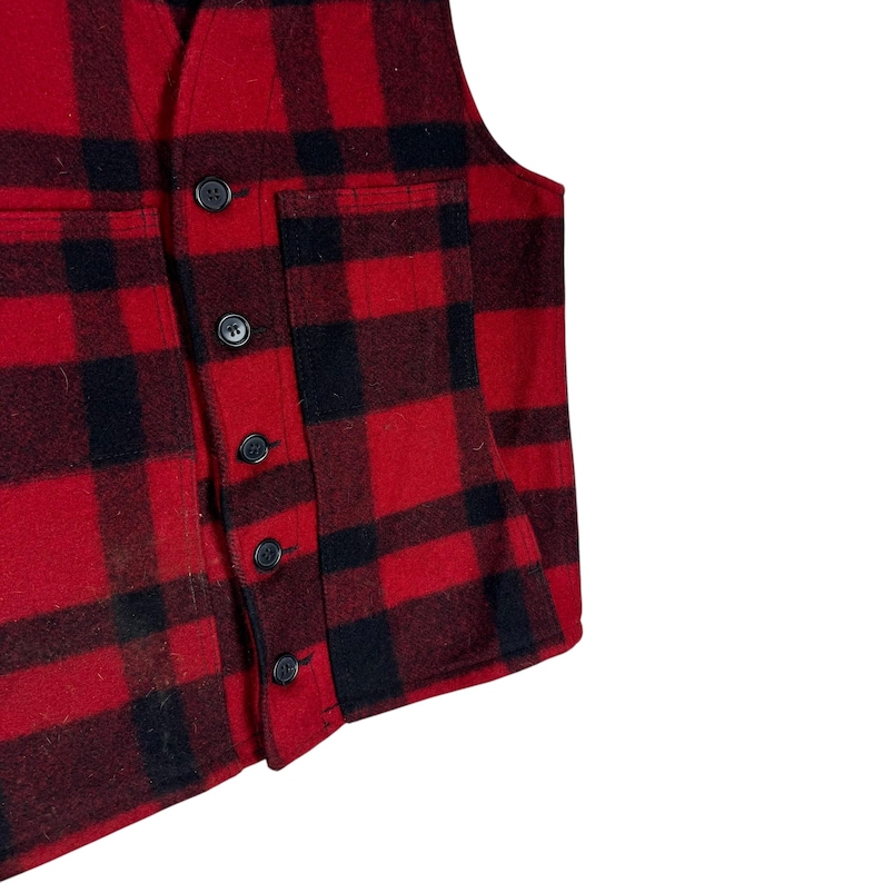 Puede incluir: Chaleco a cuadros rojos y negros con botones negros. El chaleco tiene un estilo cl&aacute;sico de le&ntilde;ador, con un patr&oacute;n a cuadros audaz. Los botones est&aacute;n espaciados uniformemente en la parte delantera y hay un bolsillo en el pecho.